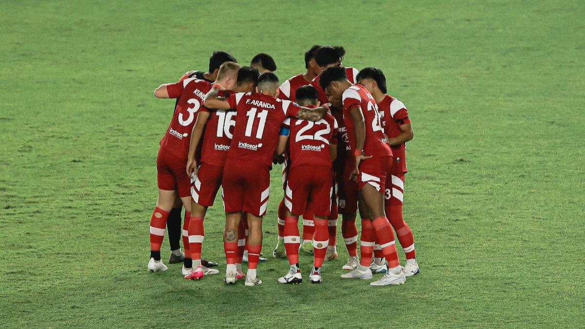 Para pemain Persis Solo melakukan tos sebelum berlaga.