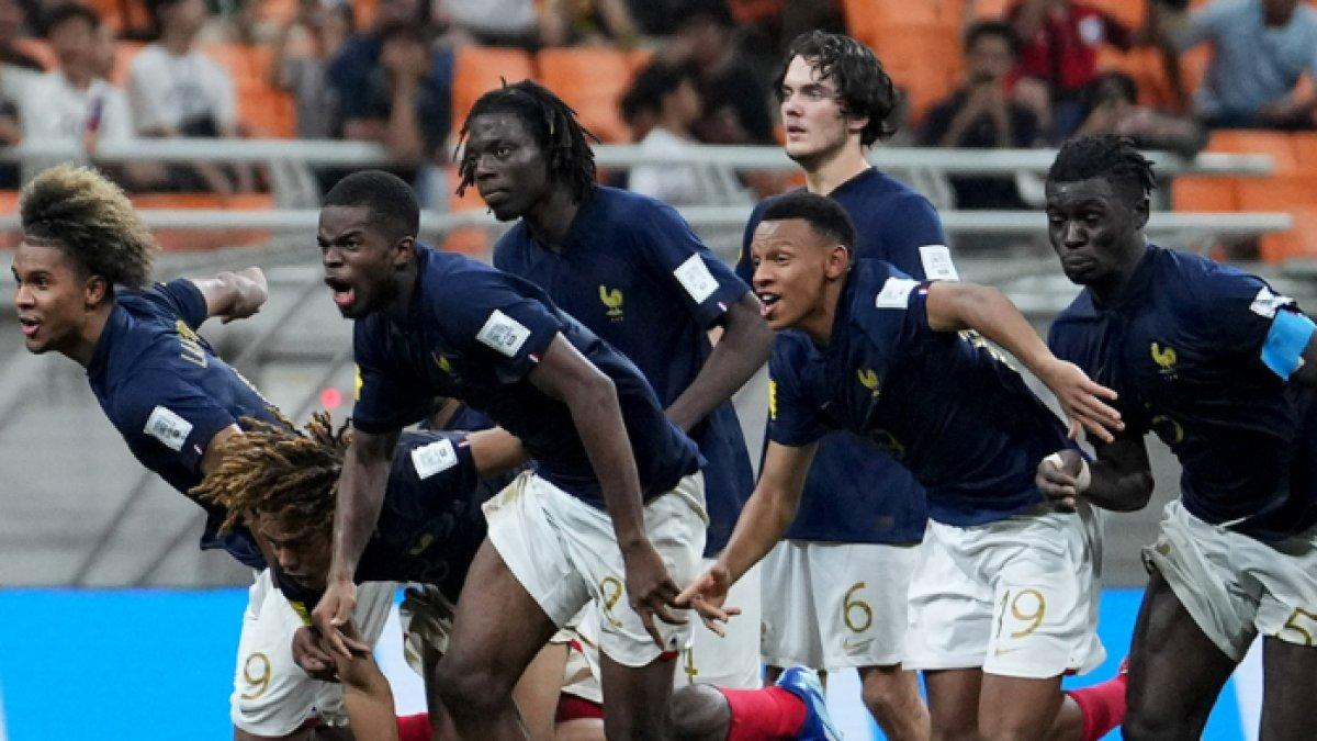 Para pemain Timnas U-17 Prancis merayakan kelolosan ke babak semifinal Piala Dunia U-17 2023.