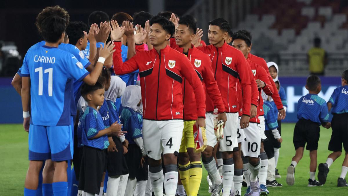 PIALA AFF U-23 2025 - Para pemain Timnas U-23 Indonesia melakukan tos dengan penggawa Filipina sebelum keduanya berlaga dalam lanjutan babak penyisihan grup A Piala AFF U-23 2025 di Stadion Gelora Bung Karno, Jakarta pada Jumat, 18 Juli 2025.