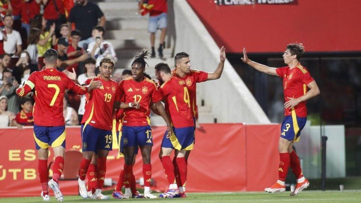 Para pemain timnas Spanyol merayakan gol Pedri dalam laga uji coba melawan Irlandia Utara di Stadion Son Moix, Minggu (9/6/2024) dini hari WIB. Artikel ini berisi prediksi skor dan susunan pemain Spanyol vs Kroasia di Euro 2024.