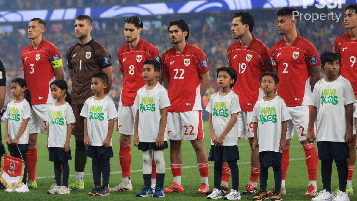 TIMNAS INDONESIA - Para penggawa Timnas Indonesia berdiri di lapangan sebelum pertandingan melawan Australia, Kamis, 20 Maret 2025.