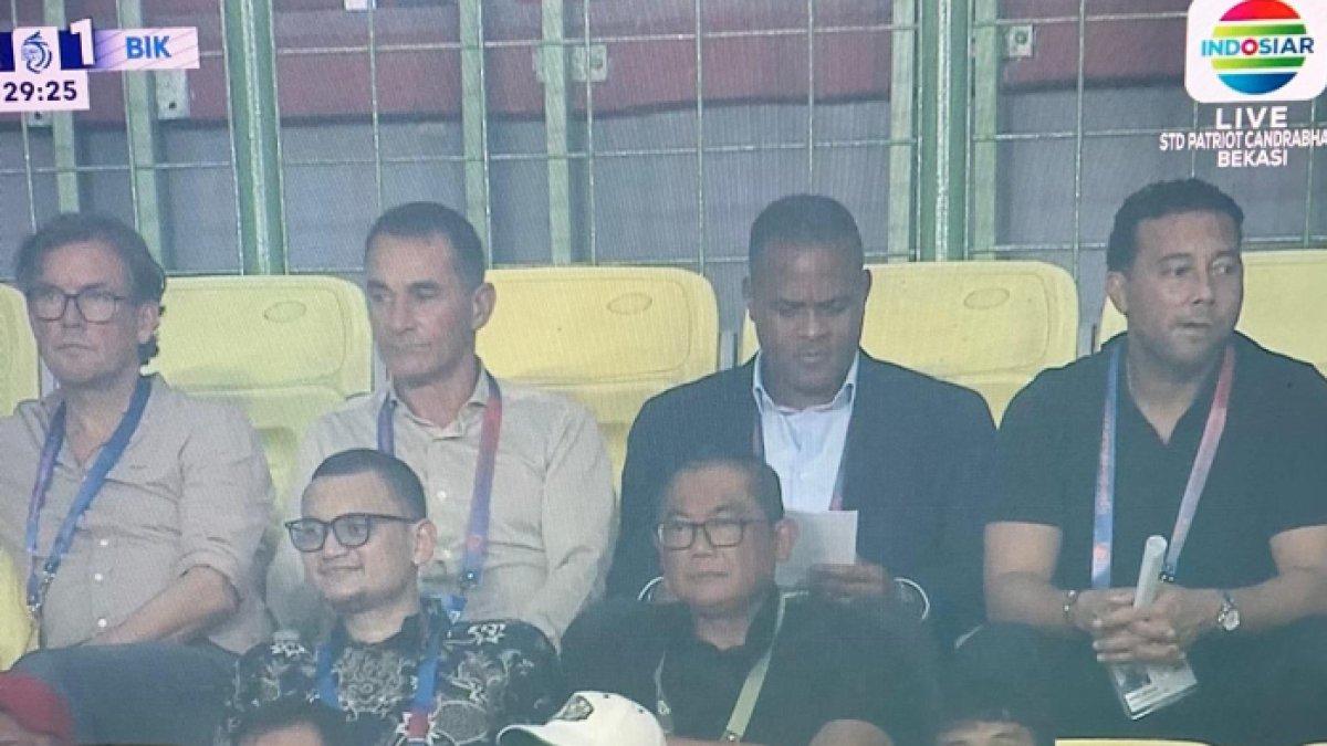 PELATIH TIMNAS - Patrick Kluivert (dua dari kanan) dan jajaran stafnya yang kepergok nonton laga Persija Jakarta melawan PSBS Biak di pekan ke-21 Liga 1 2024, Minggu (2/2). Patrick Kluivert sendiri baru tiba di Indonesia pada Minggu (2/2) dan akan berada di Tanah Air selama 10 hari ke depan.