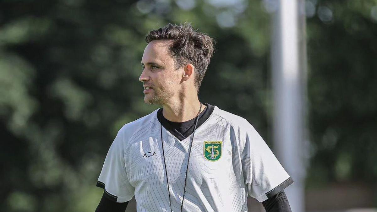 Paul Munster saat melatih pemain Persebaya Surabaya