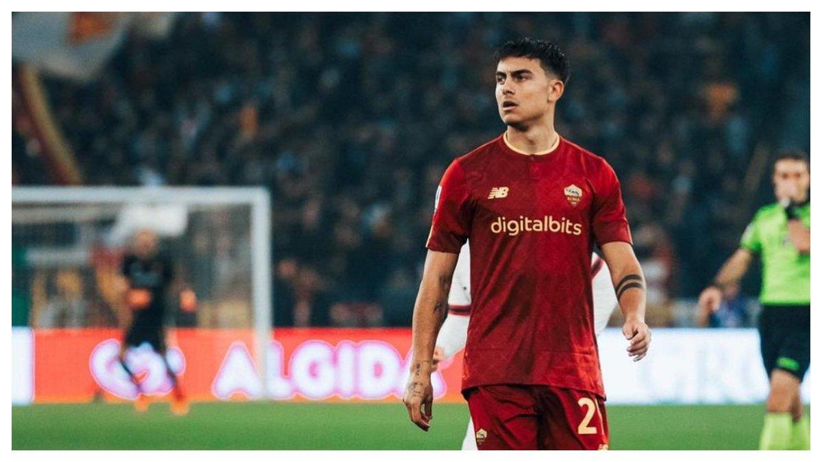 Momen saat Paulo Dybala bermain di AS Roma menjelang akhir musim 2022/2023.