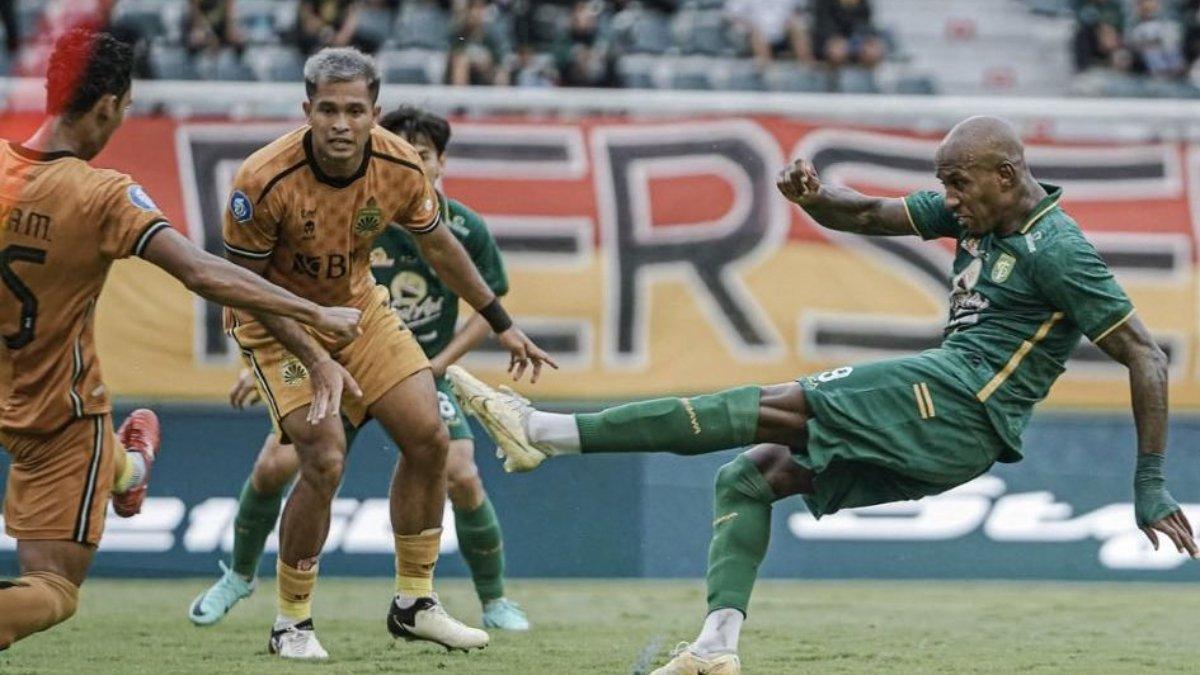 Cuplikan aksi Paulo Henrique saat catatkan gol untuk Persebaya Surabaya di laga kontra Bhayangkara FC.