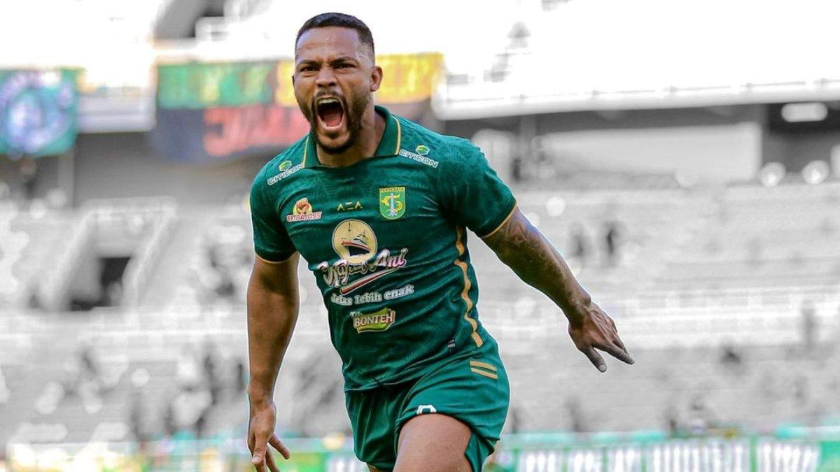 Striker Persebaya Surabaya, Paulo Victor saat melakukan selebrasi gol.