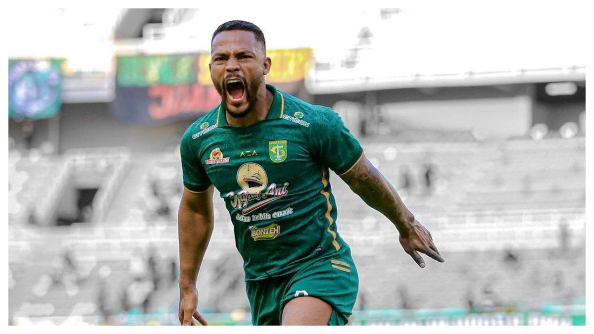 Momen saat pertandingan Persebaya Surabya melawan Bhayangkara FC pada 8 Agustus 2023.