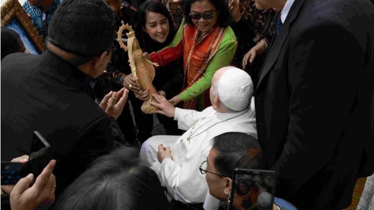 Paus Fransiskus menerima hadiah Patung Maria Bunda Segala Suku dari Uskup Agung Jakarta, Ignatius Kardinal Suharyo, di Basilica St Petrus, Rabu (16/11/2022).