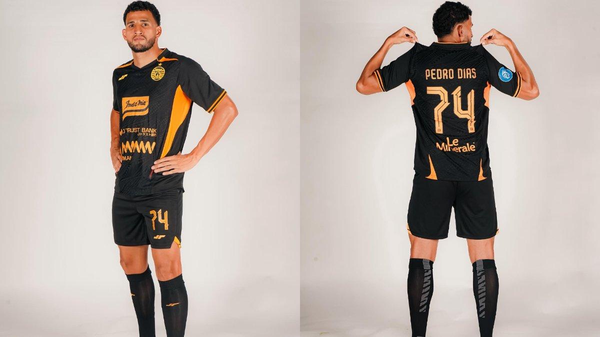 Potret Pedro Dias mengenakan seragam Persija Jakarta. Terkini, inilah profil Pedro Dias, bek asing Persija Jakarta yang kans lakoni debut pada laga melawan Persis Solo dalam pekan ketiga BRI Liga 1 2024/2025 pada Sabtu (24/8/2024) pada pukul 19.00 WIB  di Stadion Jakarta International Stadium (JIS), Jakarta.