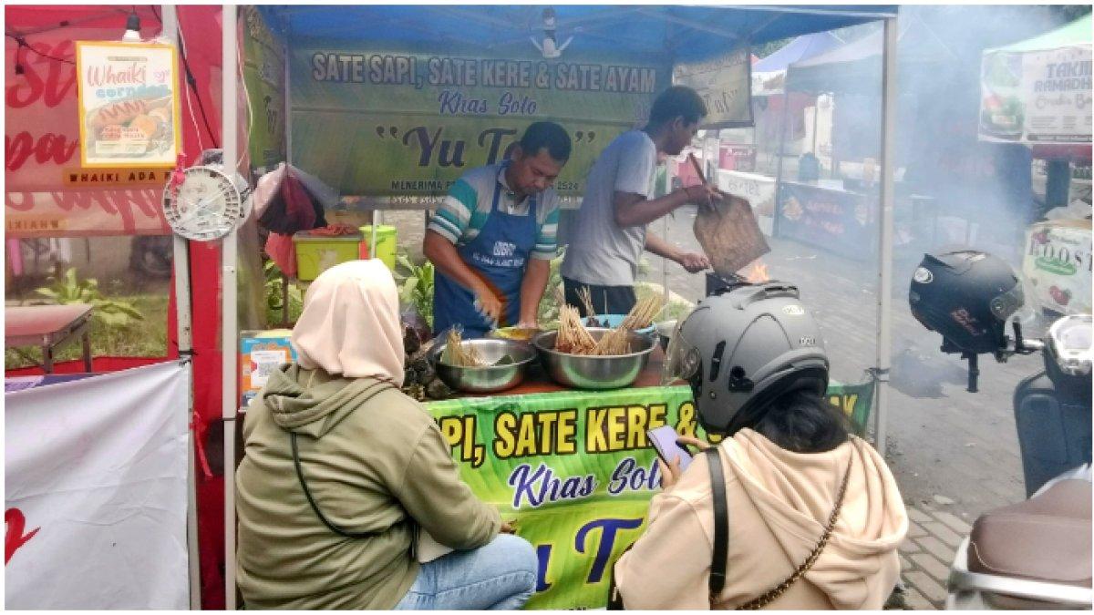 Pelanggan sedang menunggu dilayani Sate Kere Yu Tari di Pasar Takjil Ramadan.