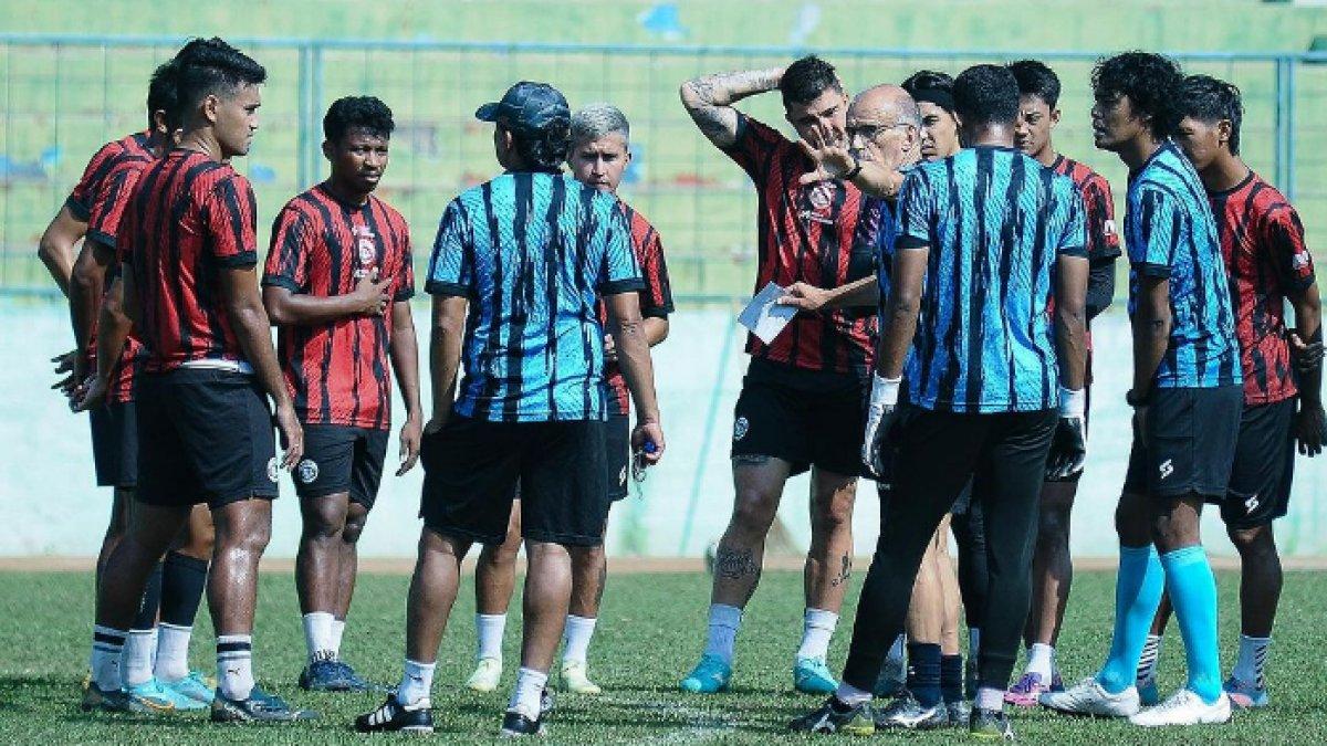 Pelatih Arema FC, Fernando Valente memberikan instruksi kepada anak asuhnya jelang lawan Persikabo 1973 dalam lanjutan Liga 1 2023 pekan kesepuluh.
