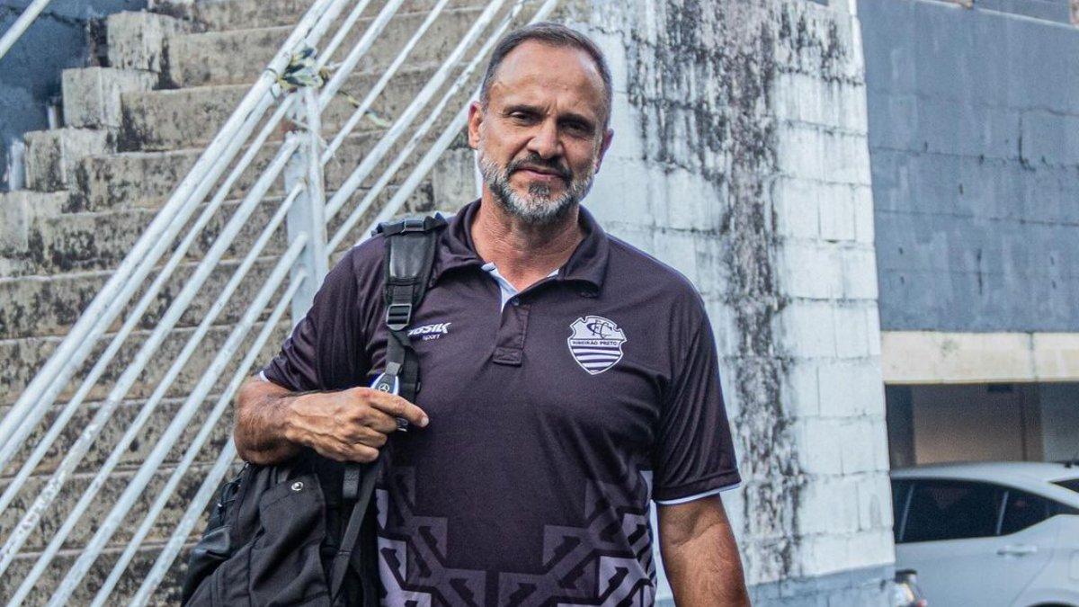 Potret Wagner Lopes saat masih melatih klub Brasil, Comercial FC. Kini, Wagner Lopes resmi menukangi PSS Sleman di Liga 1 2024 menggantikan Risto Vidakovic.