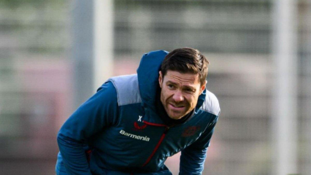 Pelatih Bayer Leverkusen, Xabi Alonso mendampingi sesi latihan tim jelang lawan Borussia Monchengladbach dalam lanjutan Liga Jerman musim 2023/2024.