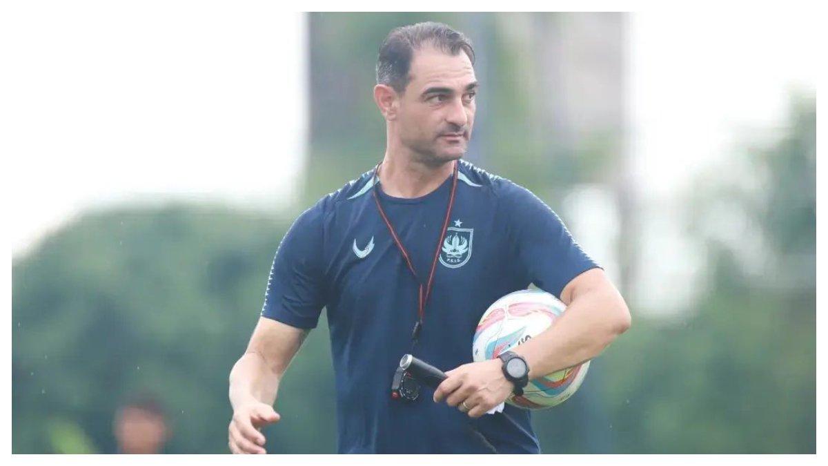 Potret Gilbert Agius sedang menemani timnya berlatih. Gilbert Agius pelatih PSIS Semarang yang memiliki rapor merah berpotensi akan bawa Gilbert Agius keluar dari PSIS Semarang karena mendapatkan kekalahan secara beruntun.