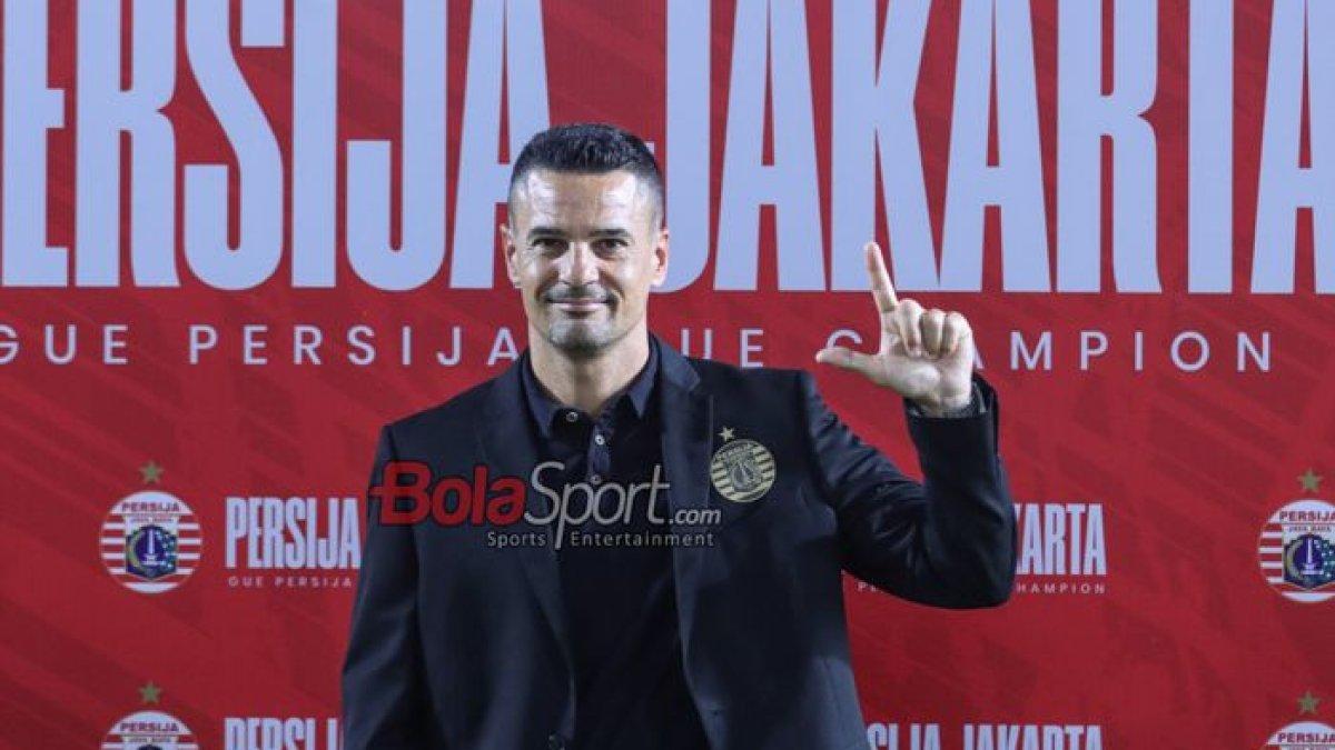 Pelatih Persija Jakarta, Carlos Pena, sedang sedang sesi foto dalam sesi jumpa pers di Lapangan Nirwana Park, Sawangan, Jawa Barat, Sabtu (29/6/2024).