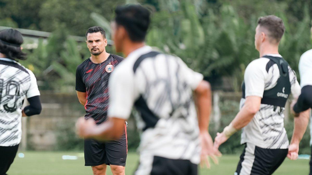 POTRET SESI LATIHAN - Pelatih Persija Jakarta, Carlos Pena saat mendampingi anak asuhnya di sesi latihan.