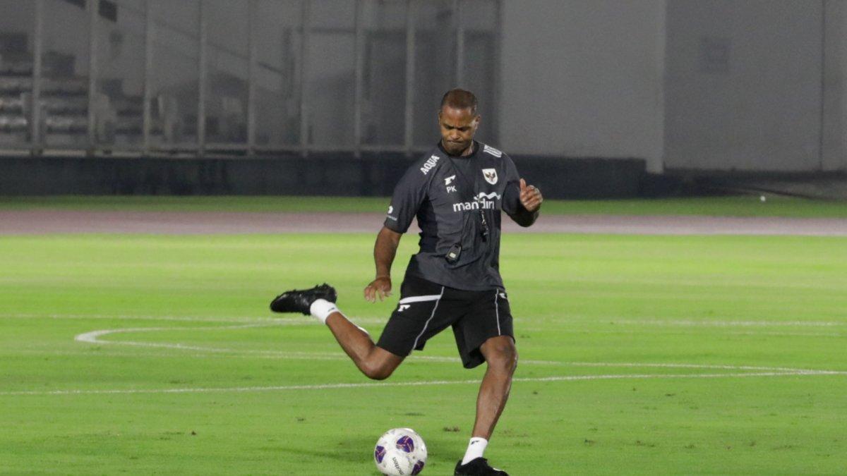 PELATIH KLUIVERT - Pelatih Timnas Indonesia Patrick Kluivert saat berada di Stadion Madya untuk latihan perdana jelang lawan China, Senin (2/6/2025)