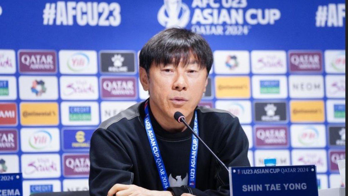 Pelatih Timnas Indonesia U-23, Shin Tae-yong, dalam sesi jumpa pers sebelum pertandingan di Qatar