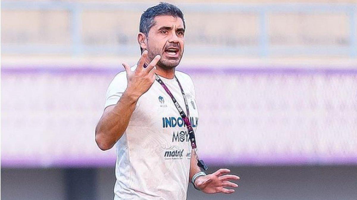 Pelatih asal Chili, Luis Edmundo saat memimpin latihan Persita Tangerang dalam gelaran Liga 1 2023.