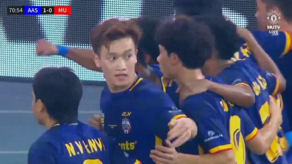 Pemain ASEAN All Stars berselebrasi setelah berhasil menjebol gawang Manchester United yang dikawal Altay Bayindir, Rabu, 28 Mei 2025.