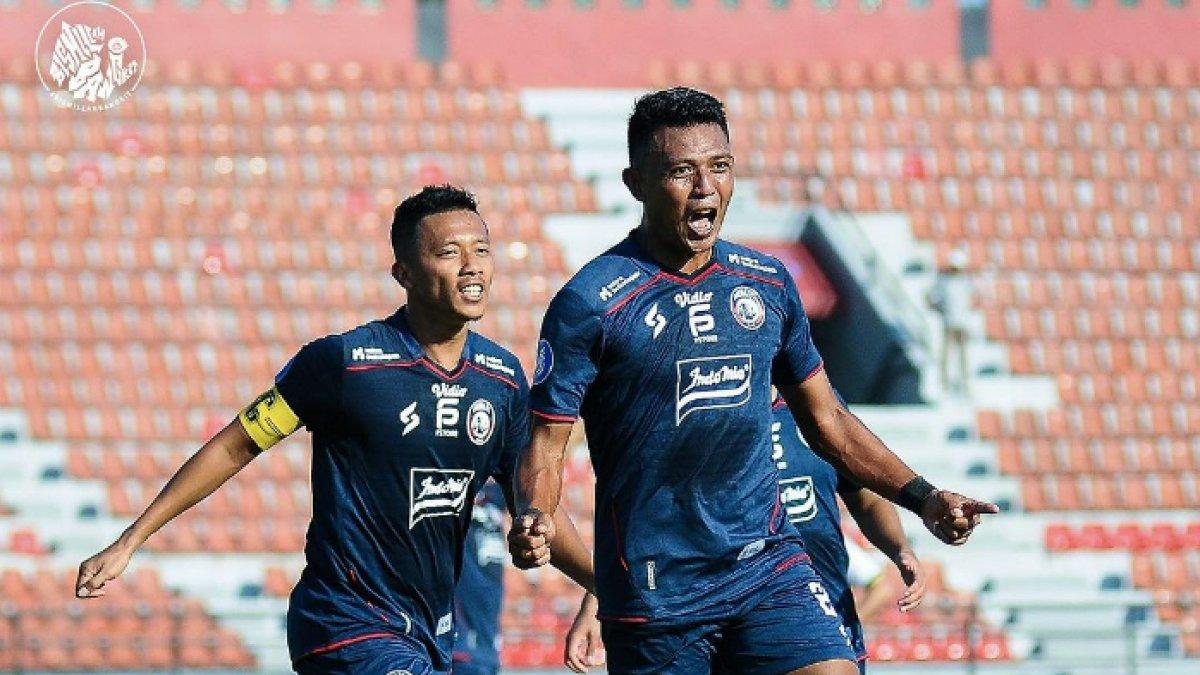 Pemain Arema FC, Dedik Setiawan bersama Dendi Santoso saat melawan Persikabo 1973 dalam lanjutan Liga 1 2023 pekan kesepuluh di Stadion Kapten I Wayan Dipta, Gianyar, Bali, Senin (28/8/2023).