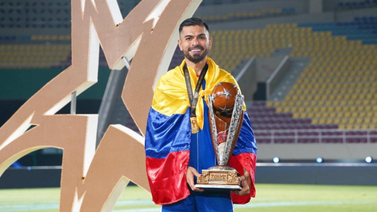 Pemain Arema FC, Julian Guevara saat memegang trofi Piala Presiden 2024.