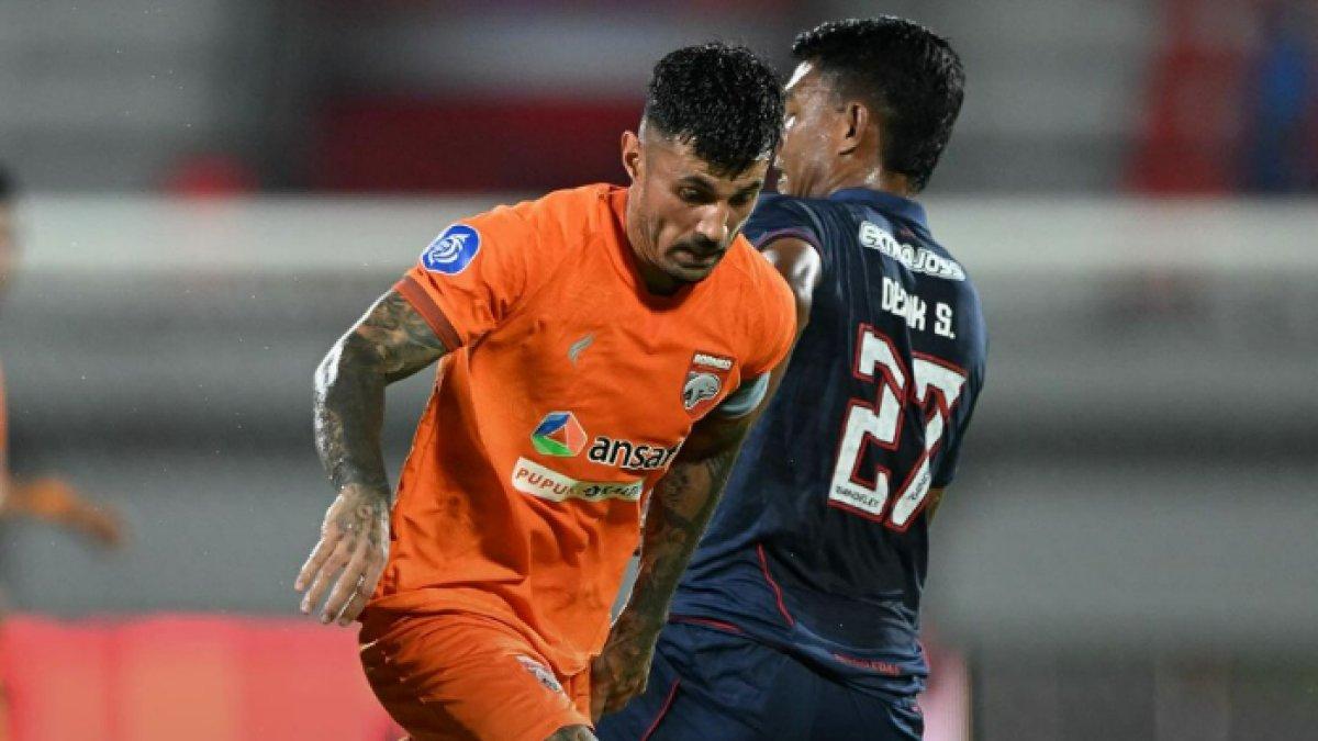 Penyerang Borneo FC, Stefano Lilipaly berduel dengan striker Arema FC Dedik Setiawan dalam lanjutan Liga 1 2023 pekan ke-15 di Stadion Kapten I Wayan Dipta, Gianyar, Bali, Jumat (6/10/2023).
