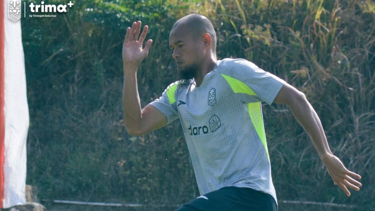 Potret aksi pemain baru Nusantara United, Supardi Nasir saat sedang berlatih di klub barunya. Supardi Nasir merupakan eks bek kanan Persib Bandung yang cukup legendaris sebelum kini bermain di Nusantara United pada ajang Liga 2 2024.
