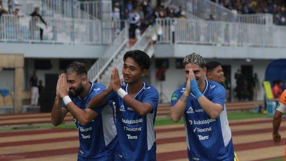 Pemain PSIM Yogyakarta melakukan selebrasi usai membobol gawang Persiraja Banda Aceh di Stadion Mandala Krida, Yogyakarta, Jumat (31/1/2025). PSIM butuh 4 poin lagi untuk mengunci tiket Liga 1.