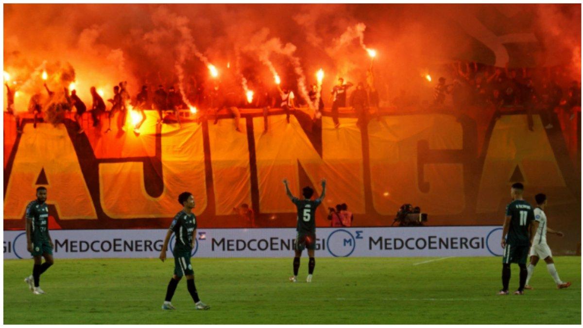 Ketika laga melawan Persija Jakarta, pemain PSS Sleman mencoba menenangkan suporter di Stadion Maguwoharjo, Kabupaten Sleman, pada Sabtu (17/5/2025).