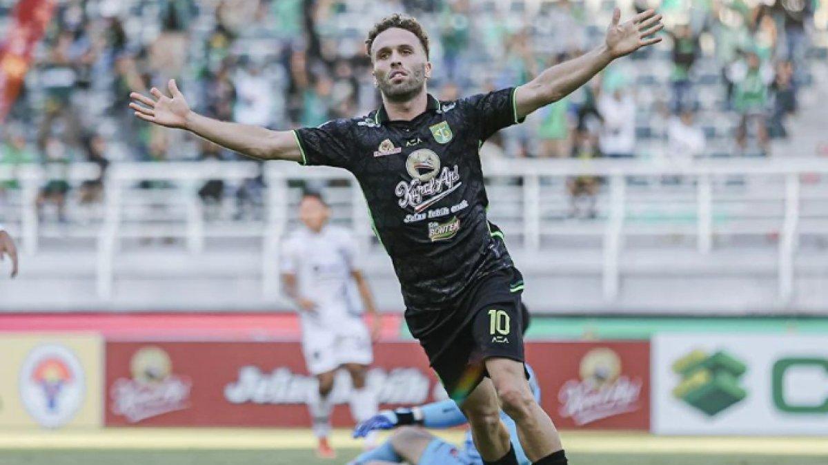 Pemain Persebaya, Ze Valente melakukan selebrasi setelah mencetak gol ke gawang Persikabo dalam lanjutan Liga 1 2023 pekan kesebelas di Stadion Gelora Bung Tomo (GBT), Minggu (3/9/2023).