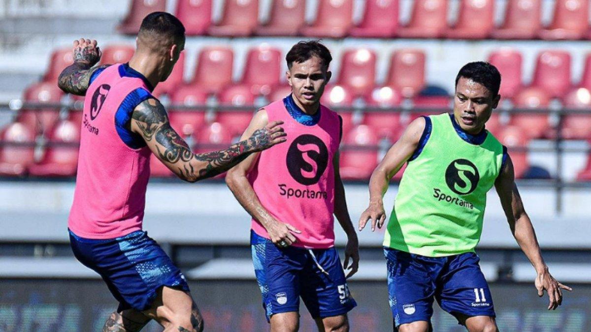 Pemain Persib Bandung, Alberto Rodriguez, Rezaldi Hehanusa, dan Dedi Kusnandar menjalani sesi latihan di Liga 1 2023