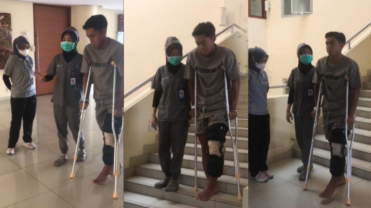Pemain Persib Bandung, Febri Hariyadi mencoba berlatih berjalan dengan menggunakan alat bantu.