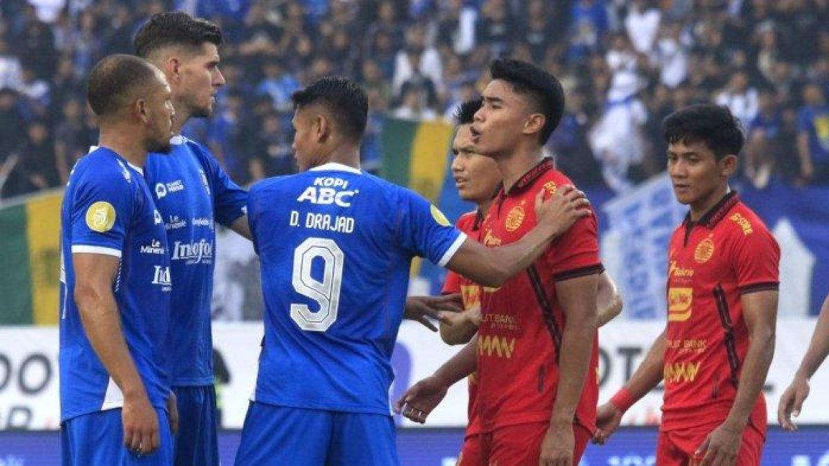 BERSITEGANG - Pemain Persib Bandung, Gustavo De Franca bersitegang dengan pemain Persija Jakarta, Muhammad Ferarri dalam lanjutan Liga 1 2024-2025 di Stadion Si Jalak Harupat, Kabupaten Bandung, Senin (23/9/2024).