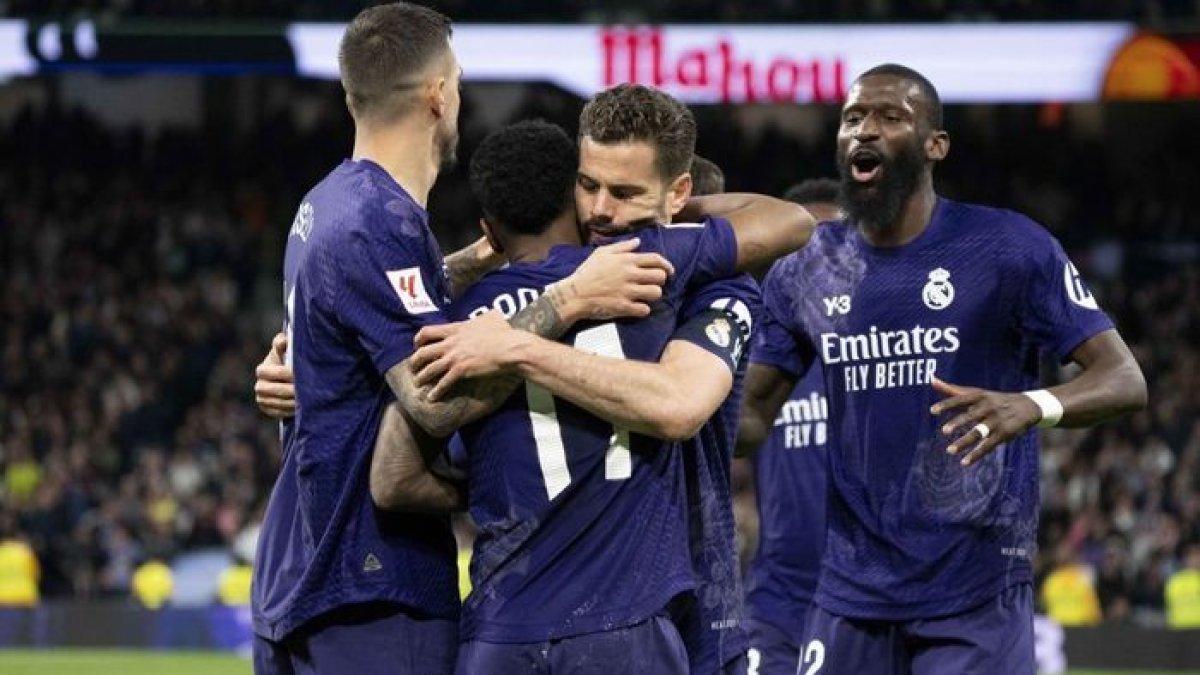 Pemain Real Madrid berselebrasi seusai mengalahkan Athletic Club.