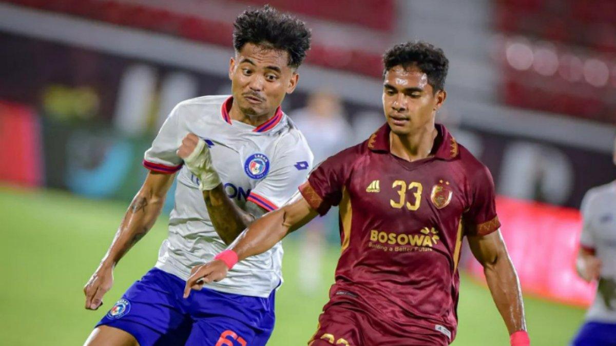Pemain Sabah FC, Saddil Ramdani berduel dengan pemain PSM Makassar, Joao Pedro pada matchday kedua fase grup Piala AFC 2023/2024 di Stadion Kapten I Wayan Dipta, Gianyar, Bali, Kamis (5/10/2023).