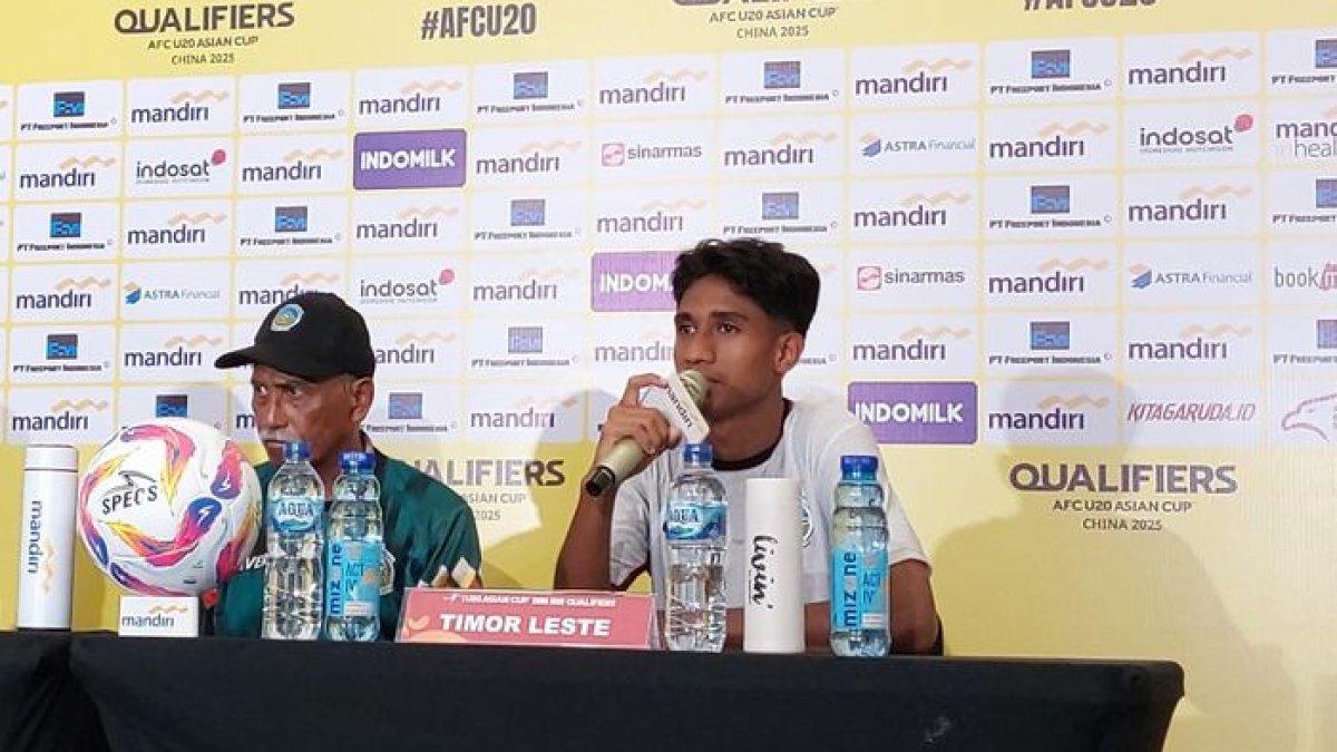 Pemain Timor Leste U-20 Luis Figo saat memberi keterangan kepada awak media dalam jumpa pers di Stadion Madya, Senayan, Jakarta, Minggu (29/9/2024).