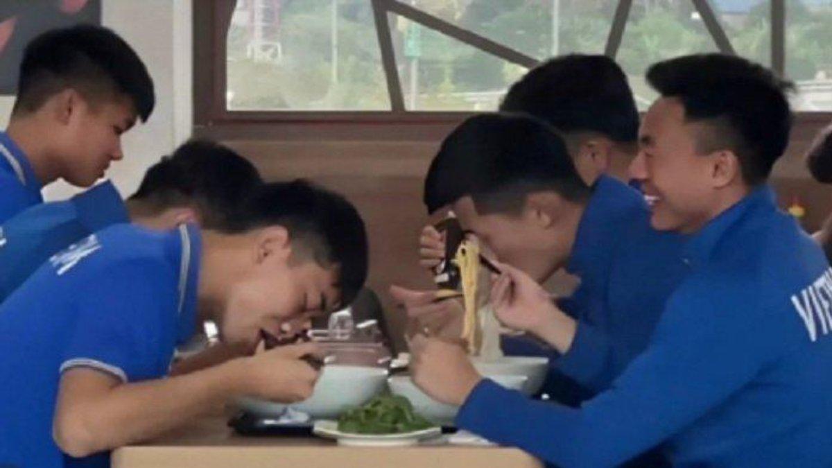 Ketahuan Makan Mie, Pemain Timnas Vietnam Dihujani Kritik dari Pendukungnya.