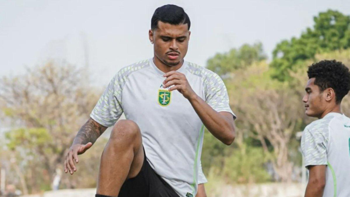 Pemain asing anyar Persebaya, Yan Victor sudah mengikuti latihan, Senin (6/11/2023), terlihat juga ada mantan pemain Arema FC, Mikael Tata.