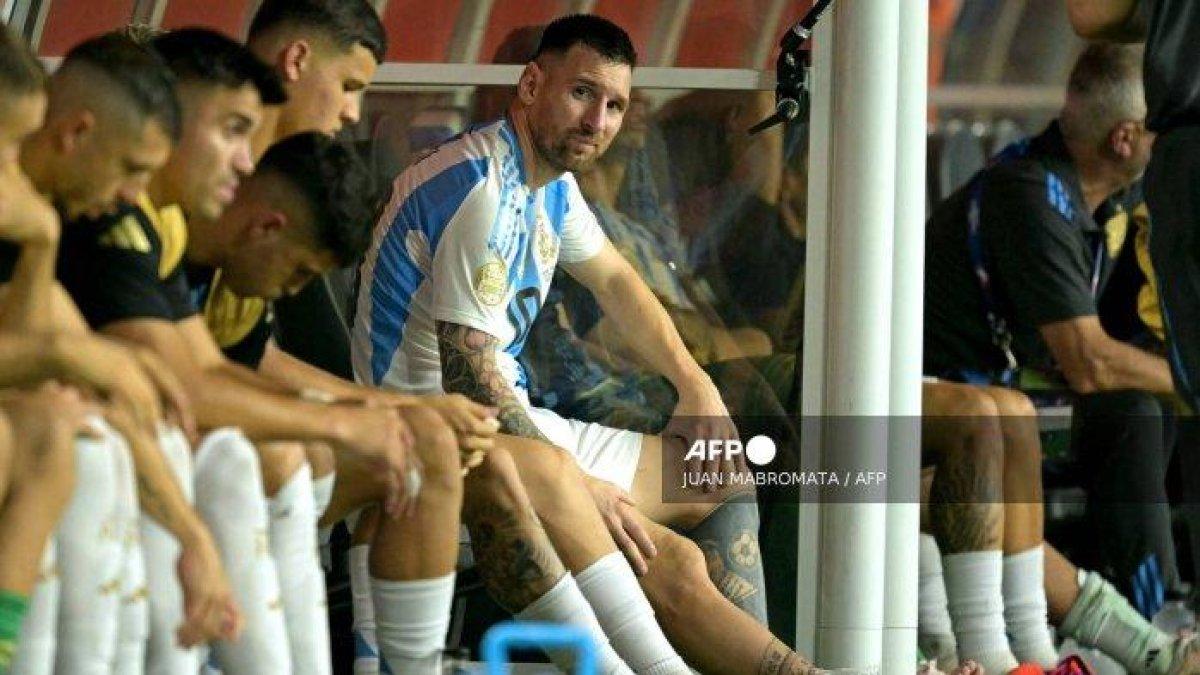 Pemain depan Argentina bernomor punggung 10 Lionel Messi (tengah) bereaksi setelah meninggalkan lapangan setelah mengalami cedera selama pertandingan final turnamen Copa America 2024 antara Argentina dan Kolombia di Hard Rock Stadium, Miami, Florida pada 14 Juli 2024.