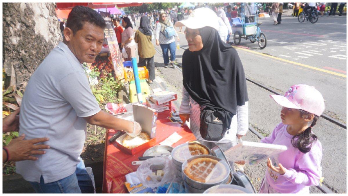 Pemilik Pizza Siboli melayani pembeli saat CFD di Jalan Slamet Riyadi, Solo.