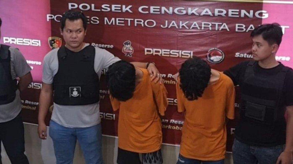 Pemuda berinisial MAH (18) dan rekannya MR (20) kini ditangkap aparat Polsek Cengkareng, Jakarta Barat. MAH adalah pria yang tega menjual kekasihnya yang masih di bawah umur hingga hamil.