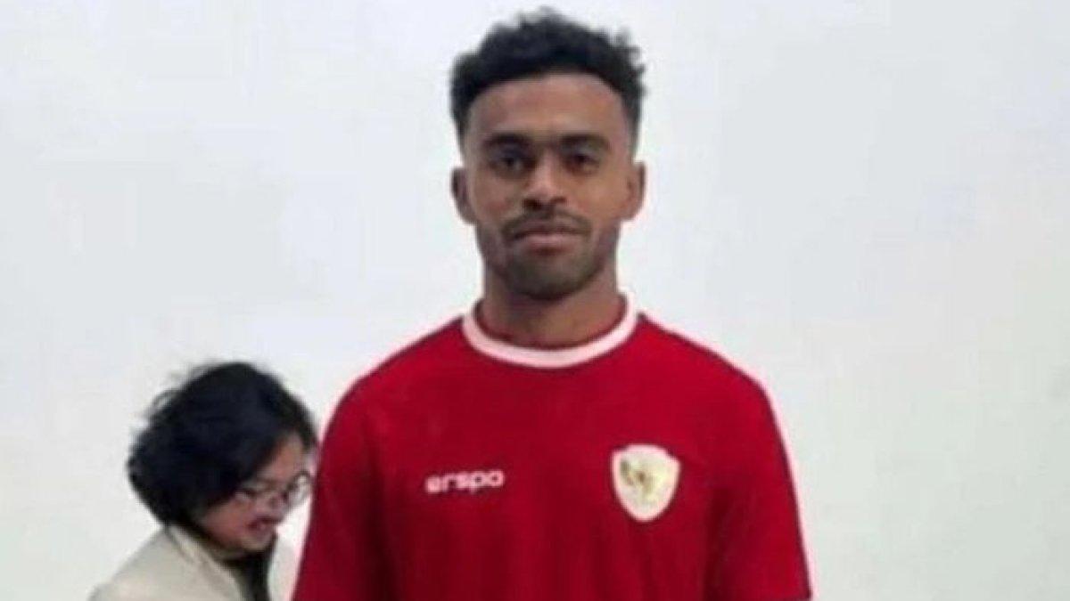 Penampakan jersey terbaru Timnas Indonesia bersama Erspo (Erigo) yang dipakai oleh Yakob Sayuri.