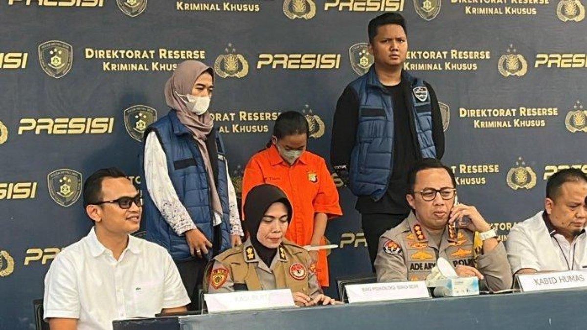 Polda Metro Jaya hingga kini masih memburu pemilik akun Facebook bernama Icha Shakila yang menyuruh R (22), mama muda memvideokan aksi pencabulan ke anaknya pada 2023 silam. R (22), mama muda yang videokan aksi pencabulan ke anak hingga viral di media sosial hanya tertunduk saat ditampilkan polisi dalam konferensi pers di Polda Metro Jaya, Rabu (5/6/2024).