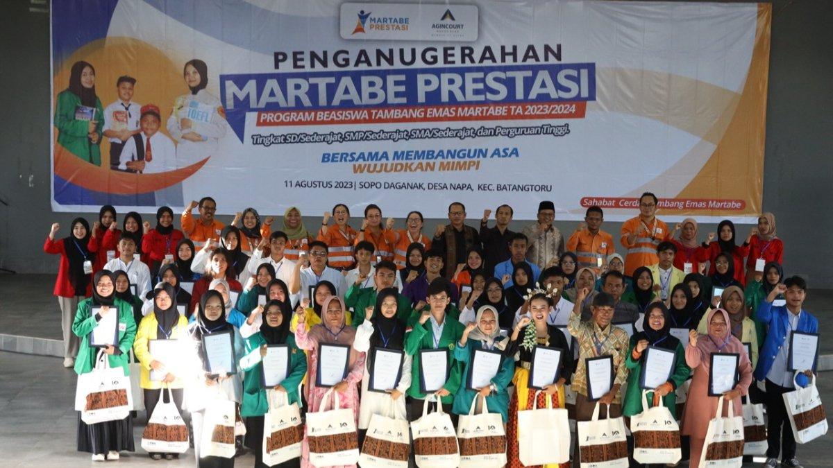 Penganugerahan Beasiswa Martabe Prestasi