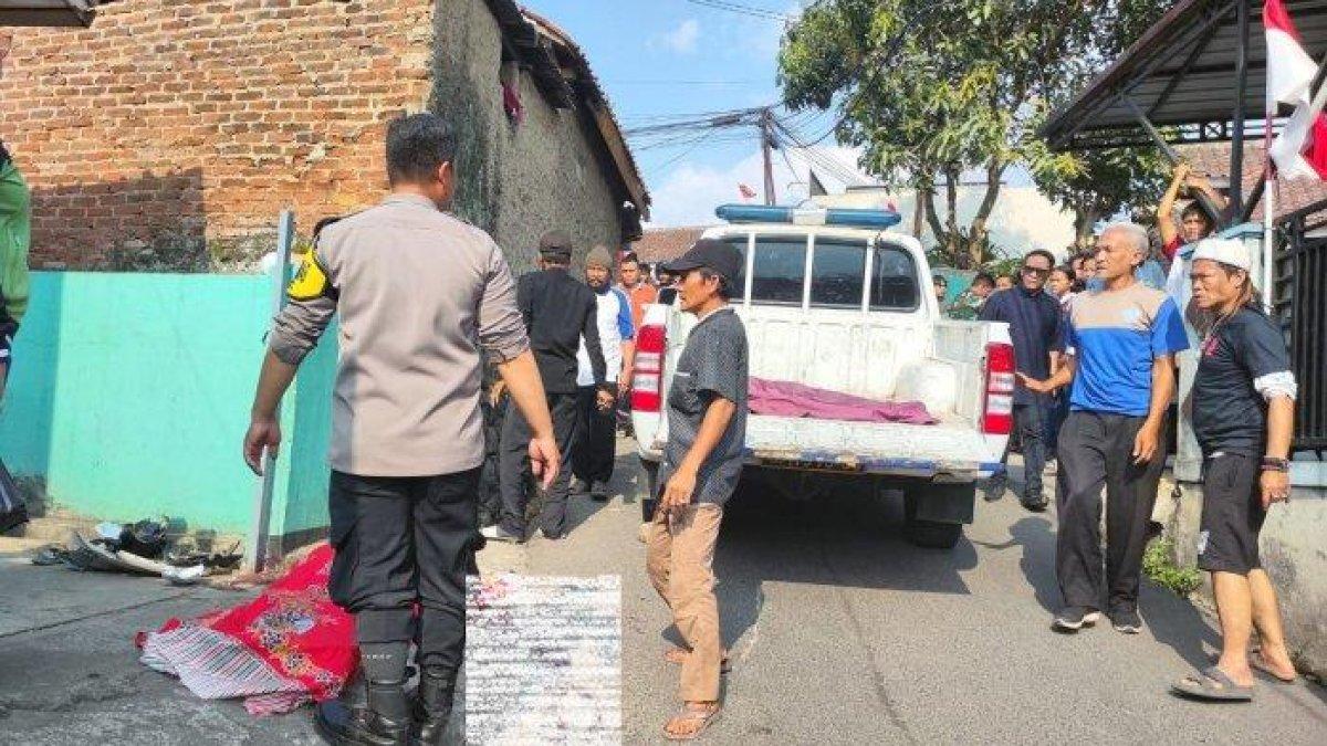 Kecelakaan maut di Jalan Desa Cinunuk, Kecamatan Cileunyi Kabupaten Bandung, Selasa (22/8/2023). Pengendara motor tewas terlindas truk yang mundur tak kuat nanjak.