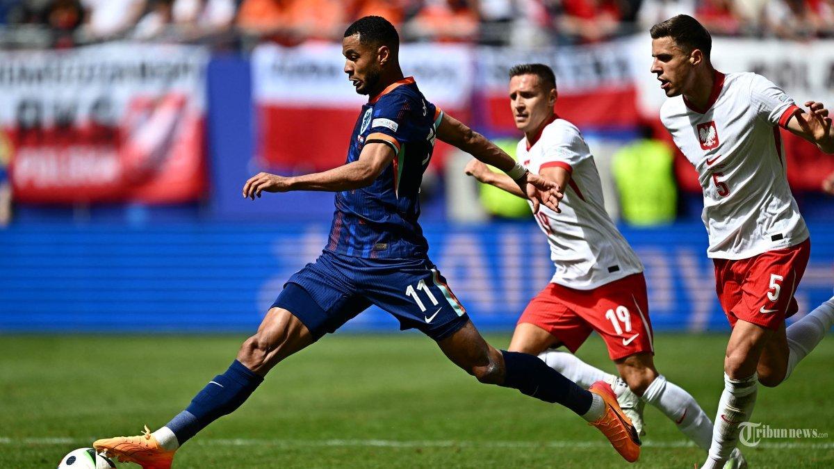 Penyerang Belanda #11 Cody Gakpo (Kiri) berlari lebih cepat dan bek Polandia #05 Jan Bednarek (kanan) dan bek Polandia #19 Przemyslaw Frankowski selama pertandingan sepak bola Grup D UEFA Euro 2024 antara Polandia dan Belanda di Volksparkstadion di Hamburg pada 16 Juni , 2024.
