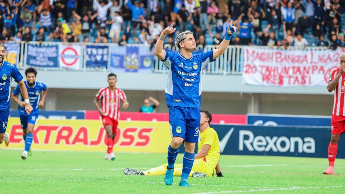 Penyerang PSIM Yogyakarta, Rafinha melakukan selebrasi setelah mencetak gol di gelaran Liga 2 2024/2025.