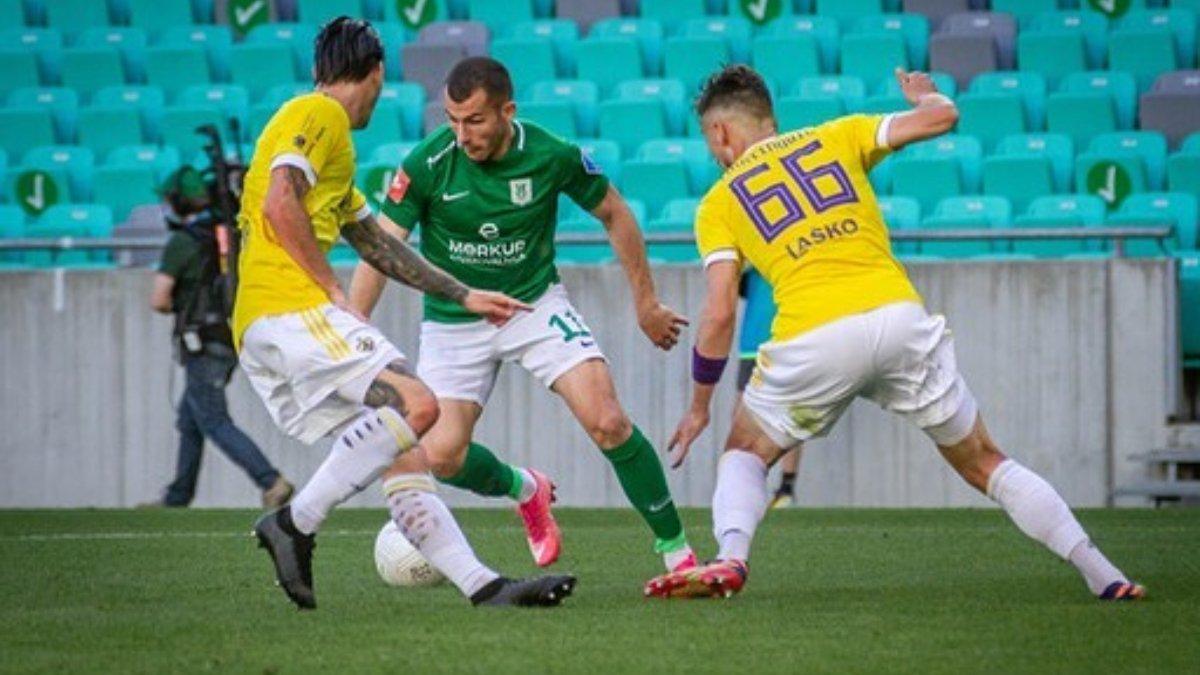 SOSOK MIHAILO PEROVIC - Potret Mihailo Perovic saat olah bola. Bomber bidikan Persebaya Surabaya yang santer semakin dekat ganti Flavio Silva.