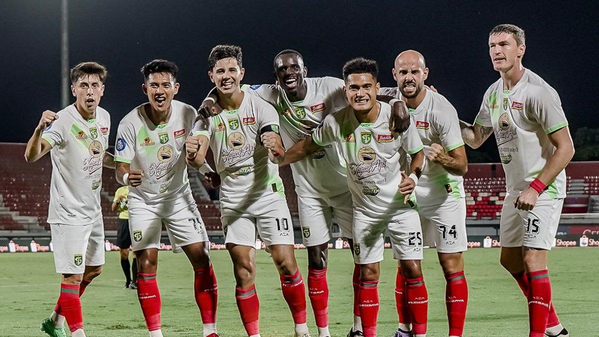 Selebrasi skuad Persebaya Surabaya di laga kontra Persita Tangerang di Liga 1 2024/2025.